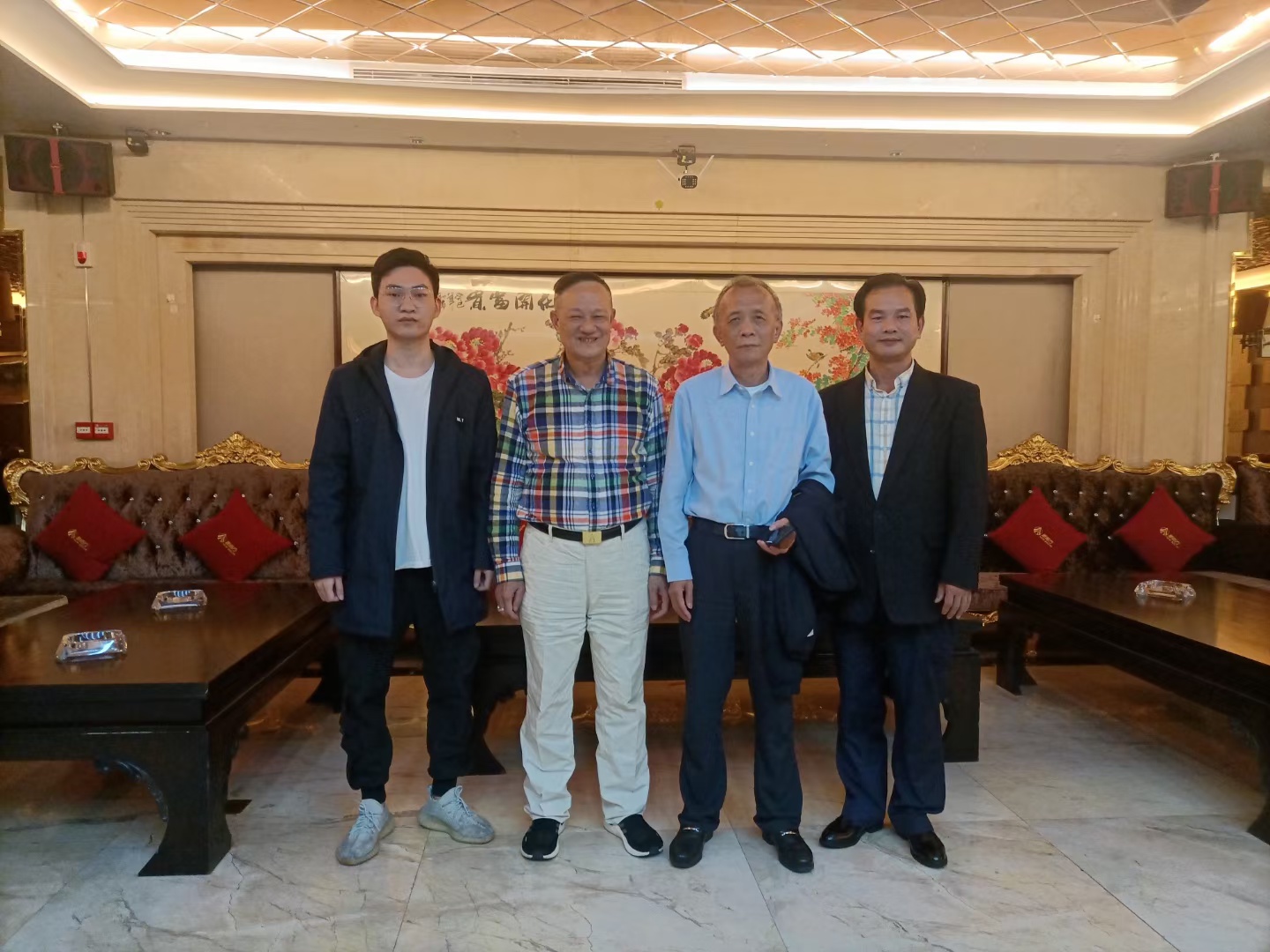 4月20日、暖阳微风、莺飞草长、和“以大众健康为已任、不懈努力”的广东新南方集团有限公司董事长朱拉伊先生在一起。